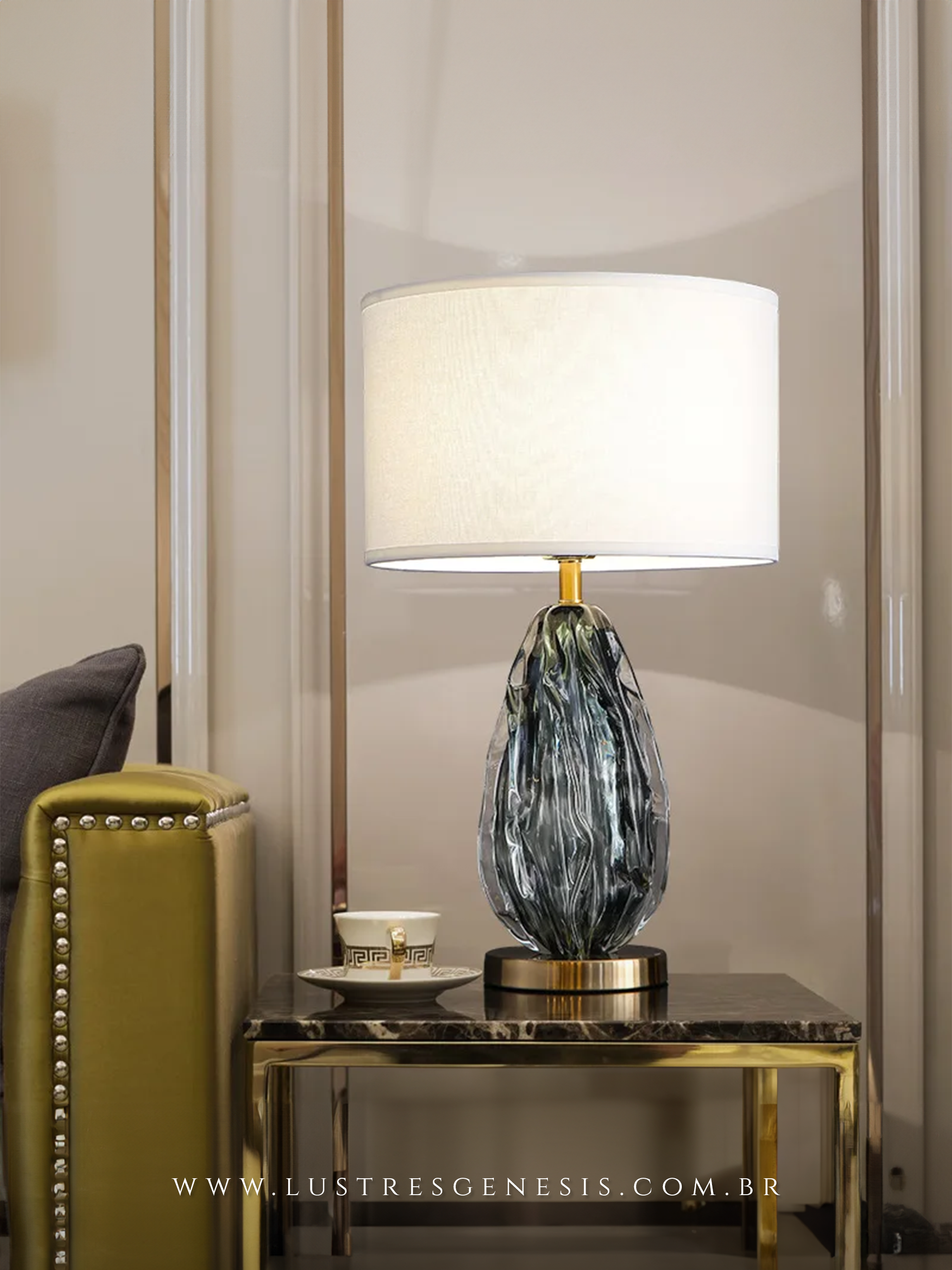 Luminária abajur de cristal fumê Atíria com base dourada e cúpula branca, ideal para cabeceira de cama, salas e quartos.